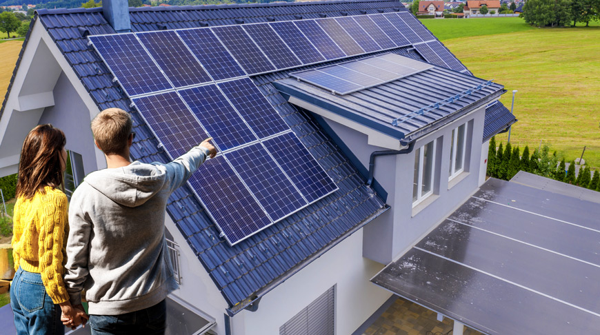 Приватний будинок із сонячними батареями на даху